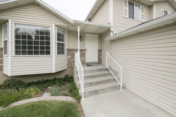 White Vinyl Siding Replacement in Lake Zurich